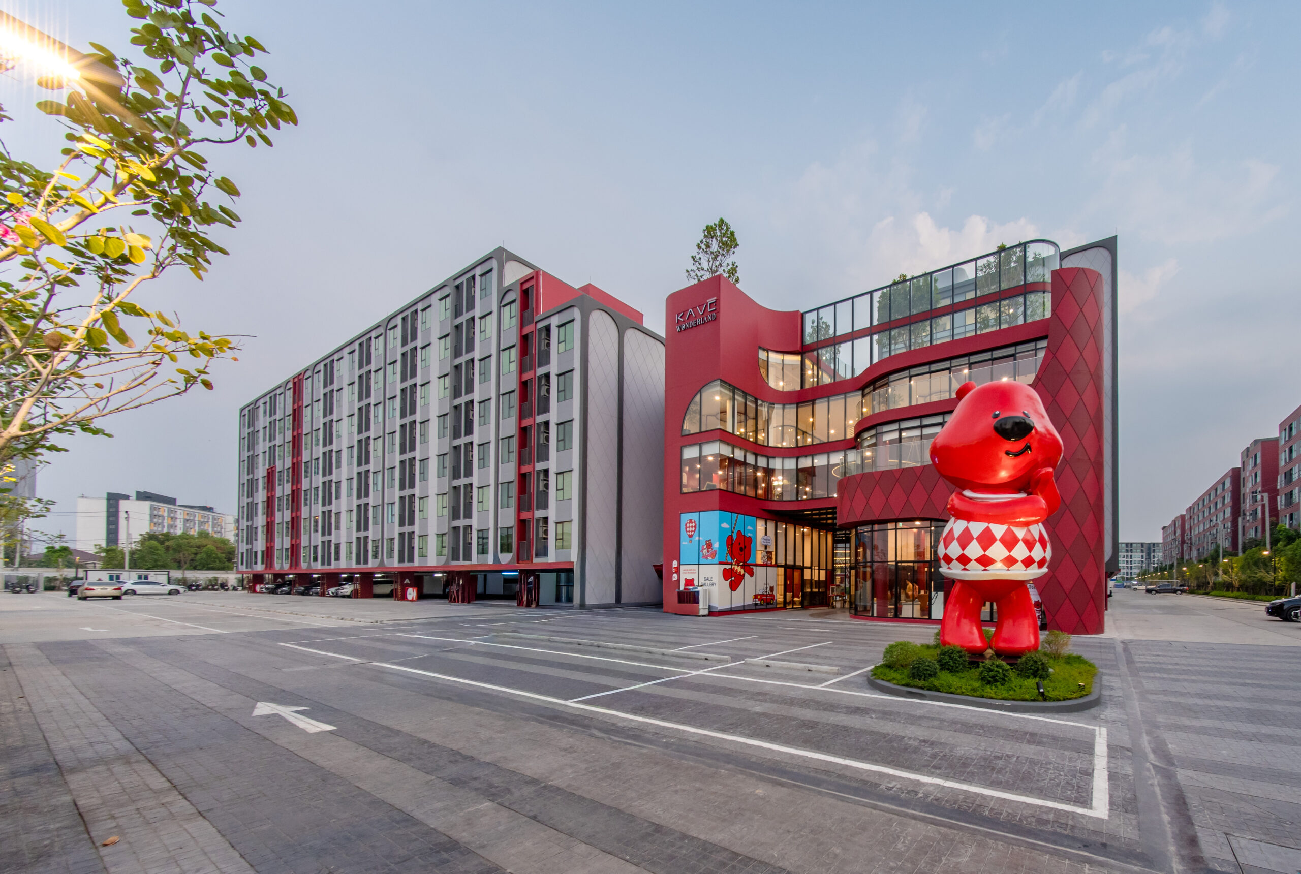 Mascot หมีแดง iconic ของ Kave Wonderland