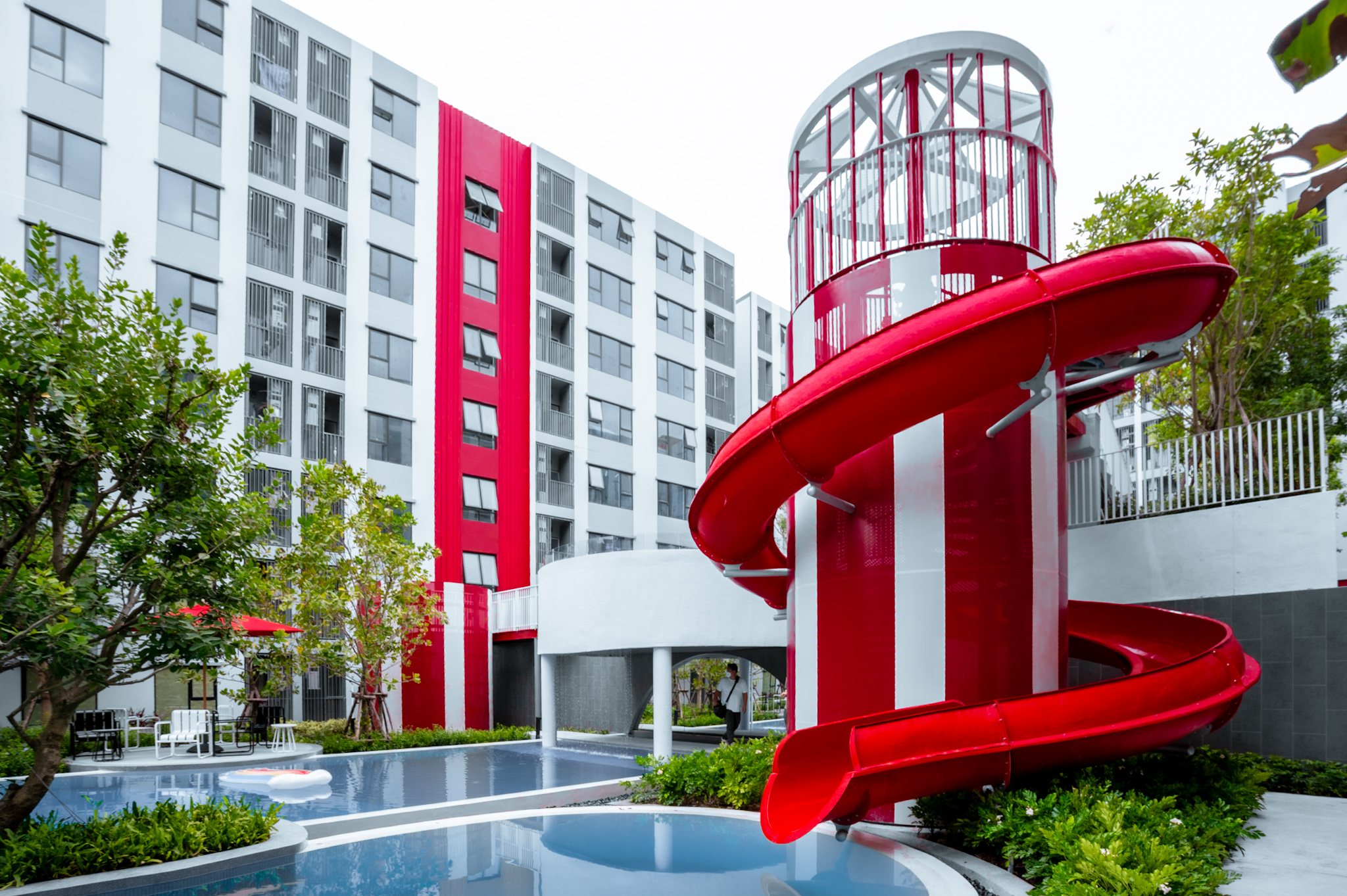 สไลเดอร์น้ำสูงสีแดงเป็น iconic ของโครงการ