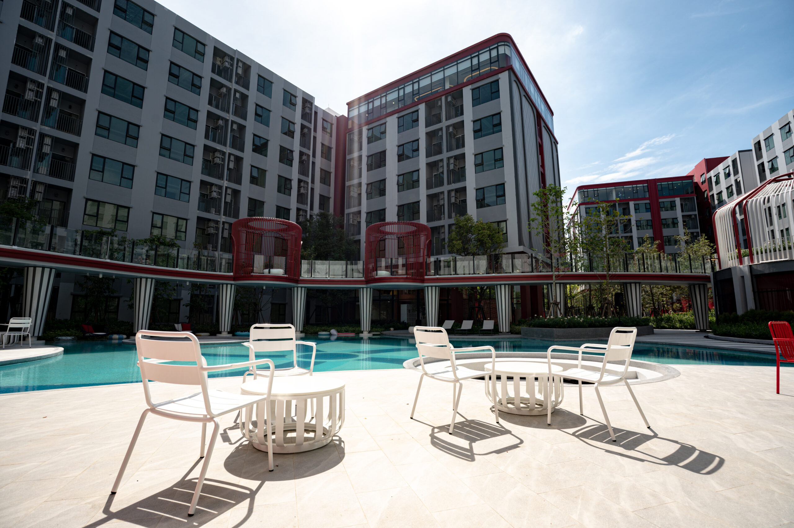 Pool deck เก้าอี้ขาว