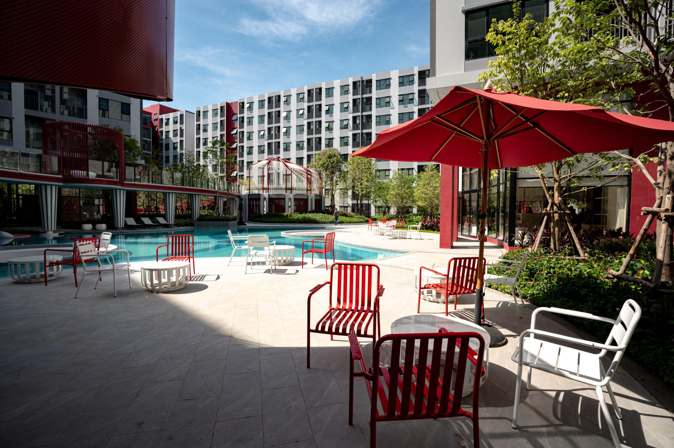 Pool deck เก้าอี้แดง + ร่ม