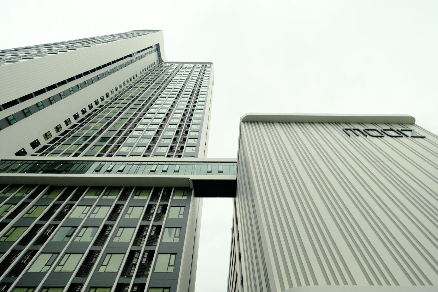 2 ตึก high-rise พร้อม Skybridge