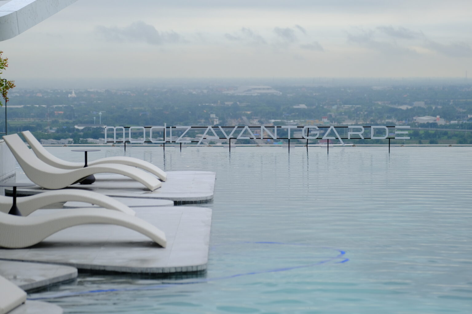 Infinity Pool ชั้น 35 พร้อมป้าย MODIZ AVANTGARDE